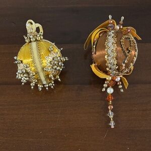 Set of 2 GUC vintage pushpin ornaments